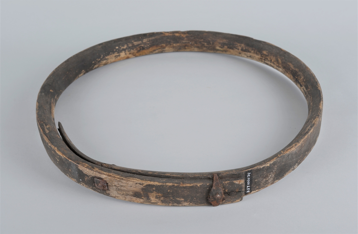 Funksjon/type: Ring brukt rundt mast på seilbåt, for å gjøre det lettere å heise seglet og holde seglet inn til masta.
Form: Rund 
Har vært svartmalt, men noe er flasset av.