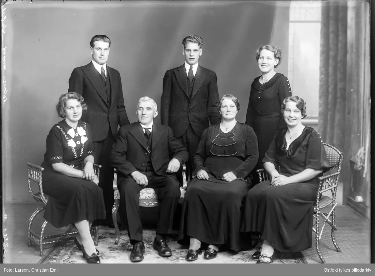 Gruppe kvinner i fotoatelier. Bestillers navn: Julius Bergby, Ise i Varteig.