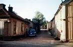 Bäckgatan igenom Båtsmansbacken, 1956. Till vänster ligger Kafé Stjärnan.