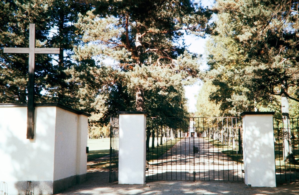 Skogslyckans kyrkogård, infarten. Växjö 1956.