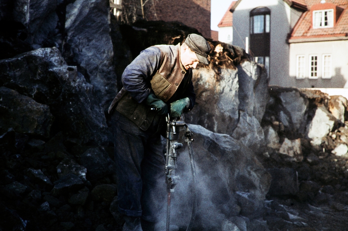 Rivningen av Båtsmansbacken i Växjö, 1960. Borrning.