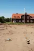 Stolphålen till ett långhus (hus B) från järnåldern markerademed blåfärgade papperstallrikar. Foto taget vid en arkeologisk undersökning i Gränna 2009.