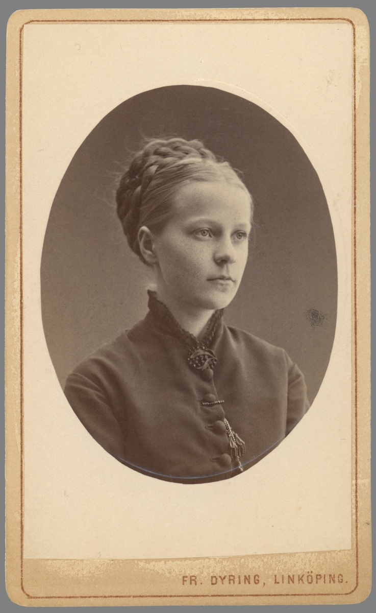 Ungdomsporträtt av Hedvig Düring. Dotter till Linköpings första fasta fotograf Frans Dyring och makan Johanna Carolina Sandberg. Från 1883 gift med handlaren Axel Karlsson.