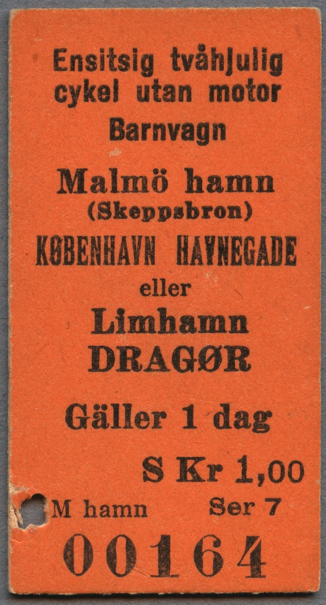 Resgodsbiljett av Edmondsonskt format. På biljetten står det "Ensitsig tvåhjulig cykel utan motor Barnvagn Malmö hamn (Skeppsbron) KØBENHAVNS HAVNEGADE eller Limhamn DRAGØR". På biljetten står det "Gäller 1 dag". Biljetten kostade 1 svensk krona. Biljetten är klippt en gång. Biljetten är av orange papp.