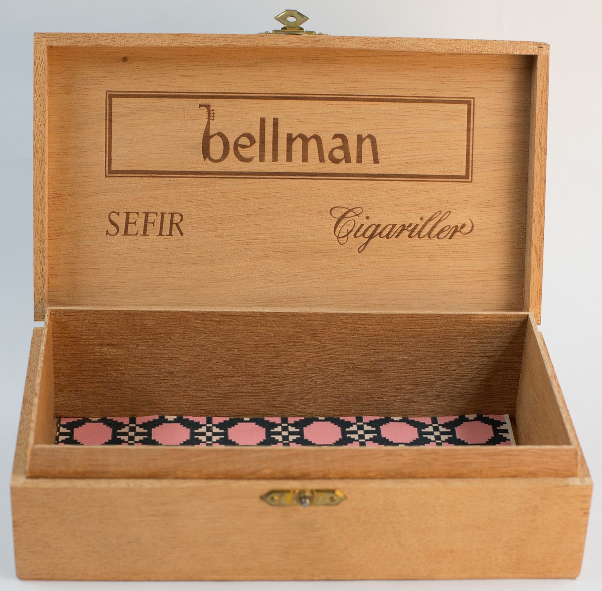Cigarrask som använts som förvaringslåda för biljettsamling. Asken är märkt "Olika resårband" på ovansidan av locket.
