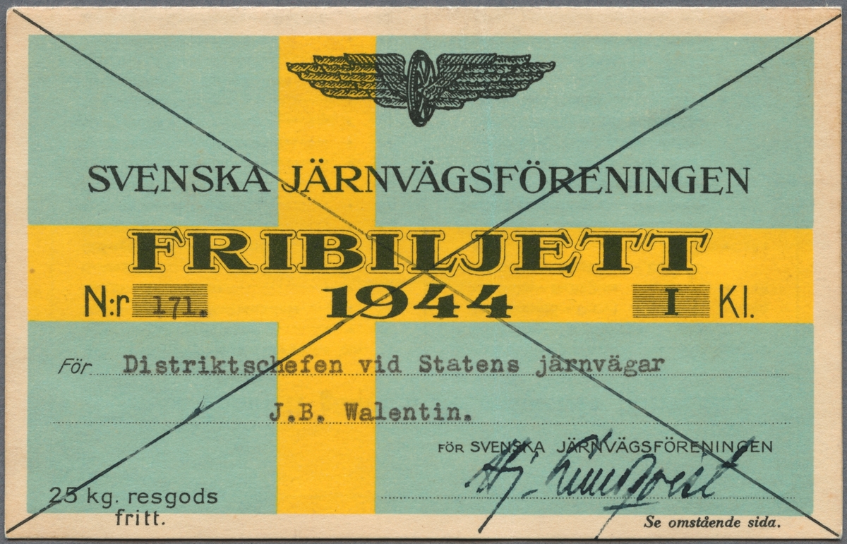 Svenska Järnvägsföreningens fribiljett för år 1944 i första klass för distrikschefen vid Statens järnvägar J. B. Walentin. Biljetten är vikt och har en tryckt svensk flagga i botten med en vit kant runt på framsidan. I toppen finns ett bevingat hjul. Biljetten är undertecknad för Svenska järnvägsföreningen. I biljetten ingick 25 kg resgods fritt.
Biljettens framsida är överkryssad med två korslagda svarta streck. På baksidan står årtalet "1944" i gult i en blå cirkel. Nedanför står det "Fribiljetten torde återställas till Svenska Järnvägsföreningen vid giltighetens utgång eller dessförinnan, om innehavaren genom avgång ur tjänst eller annorledes icke längre är berättigad till fribiljetten." Inuti den vikta biljetten står det "Denna fribiljett gäller å nedanstående järnvägar:" samt en lista över järnvägar i bokstavsordning och deras längd i kilometer. Nedanför står det "S:a km. 5.638".