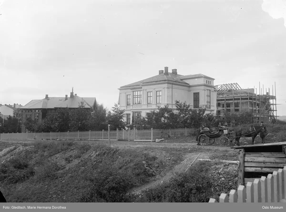 vei, hestekjøretøy, menn, kusk, villabebyggelse, hage, gjerde, byggevirksomhet