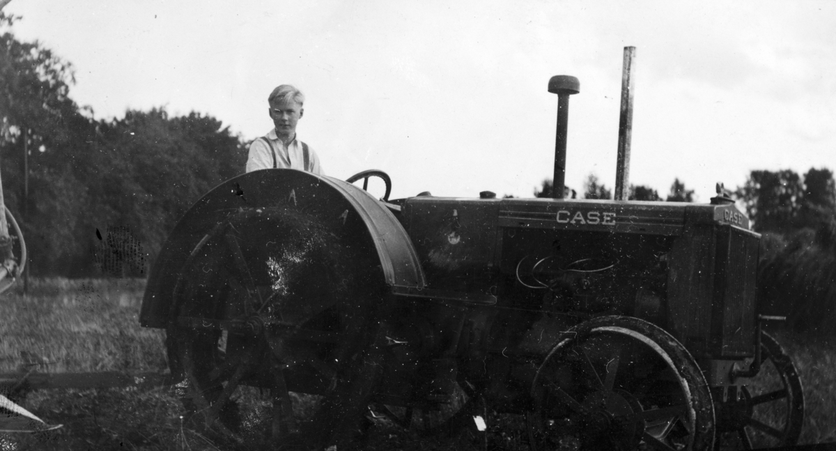 Hamar, Børstad Gård, gårdsdrift med Case jerntraktor,