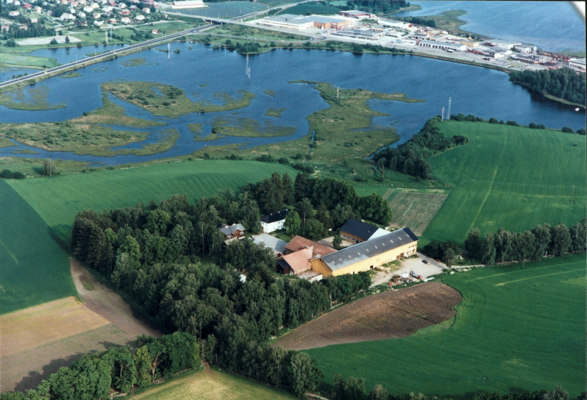 Hamar, Børstad Gård, flyfoto over gårdstunet, med hovedbygning og drifstbygninger, dyrket mark. Åkersvika i bakgrunnen,
