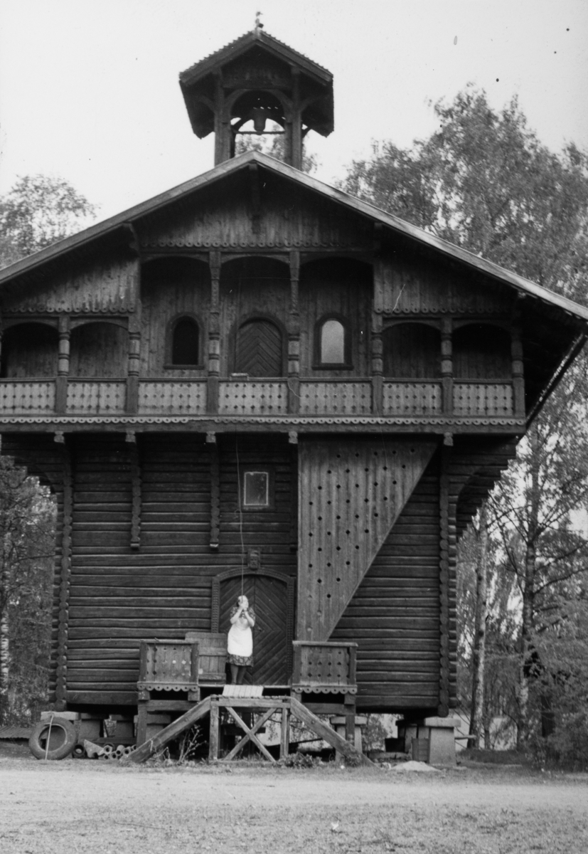 Hamar, Børstad Gård, det ringes i matklokka fra stabburet,