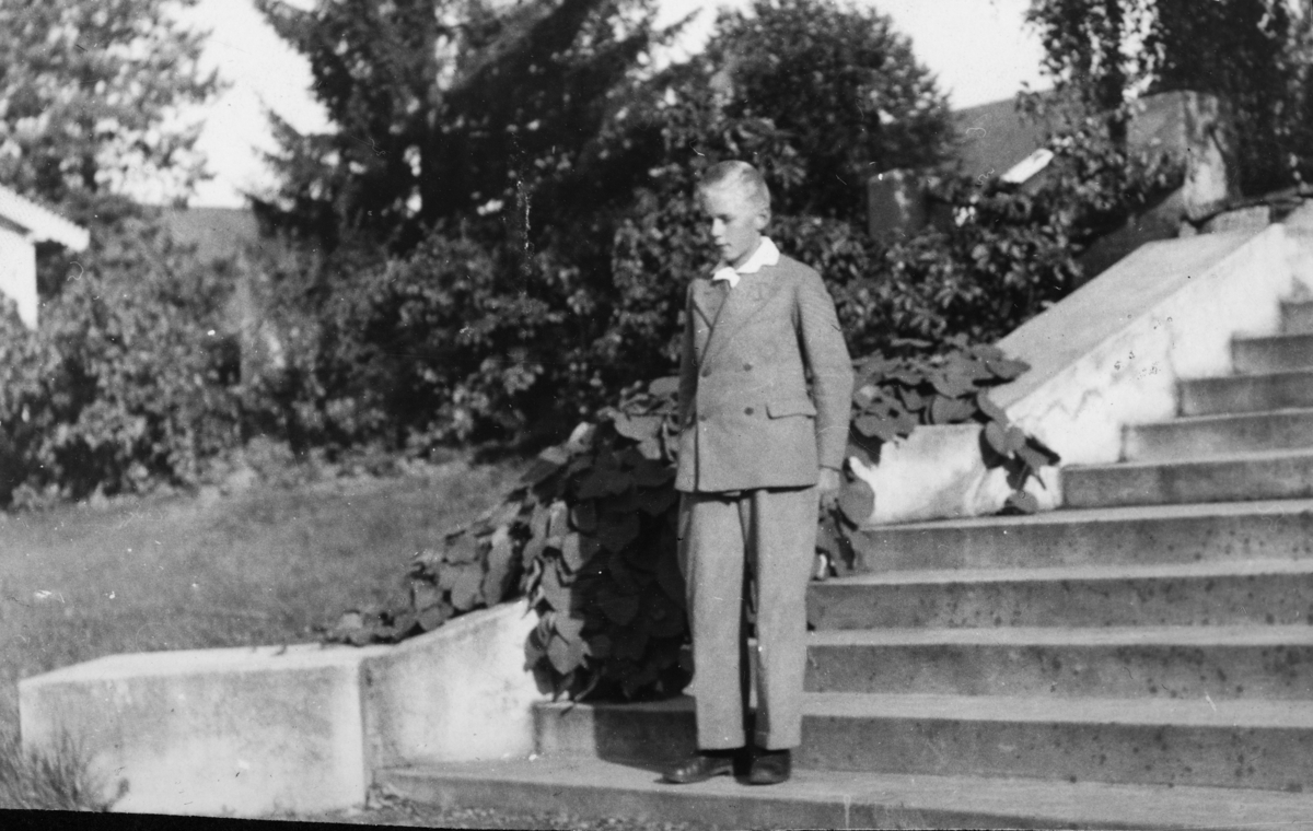 Hamar, Børstad Gård, familien i hagen,
