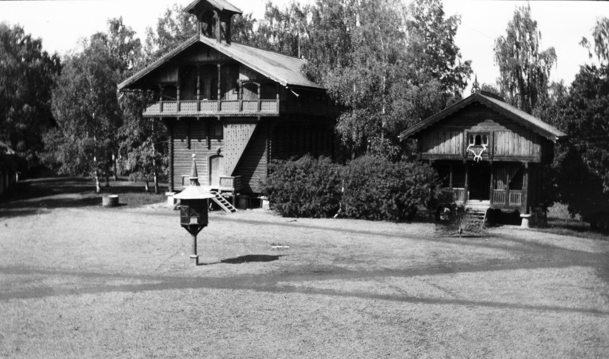Hamar, Børstad Gård, en påfugl foran stabburet på inntunet, et dueslag,