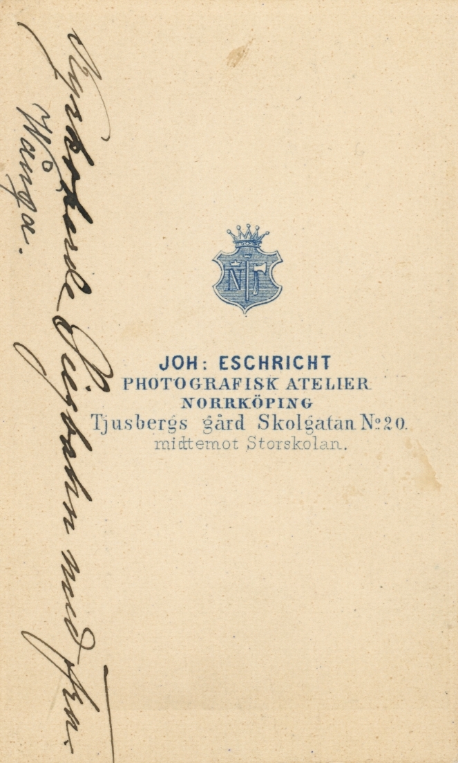 Kyrkoherde Carl Reinhold Siegbahn (1802-1872) med makan Agnes Christina Enelius (1819-1908). Här porträtterade i norrköpingsfotografen John Eschrichts ateljé omkring 1865. Vid tiden för bilden var makarna bosatta i Smedby kyrkoherdeboställe med anledning av Carl Reinholds tjänst i Vånga församling.