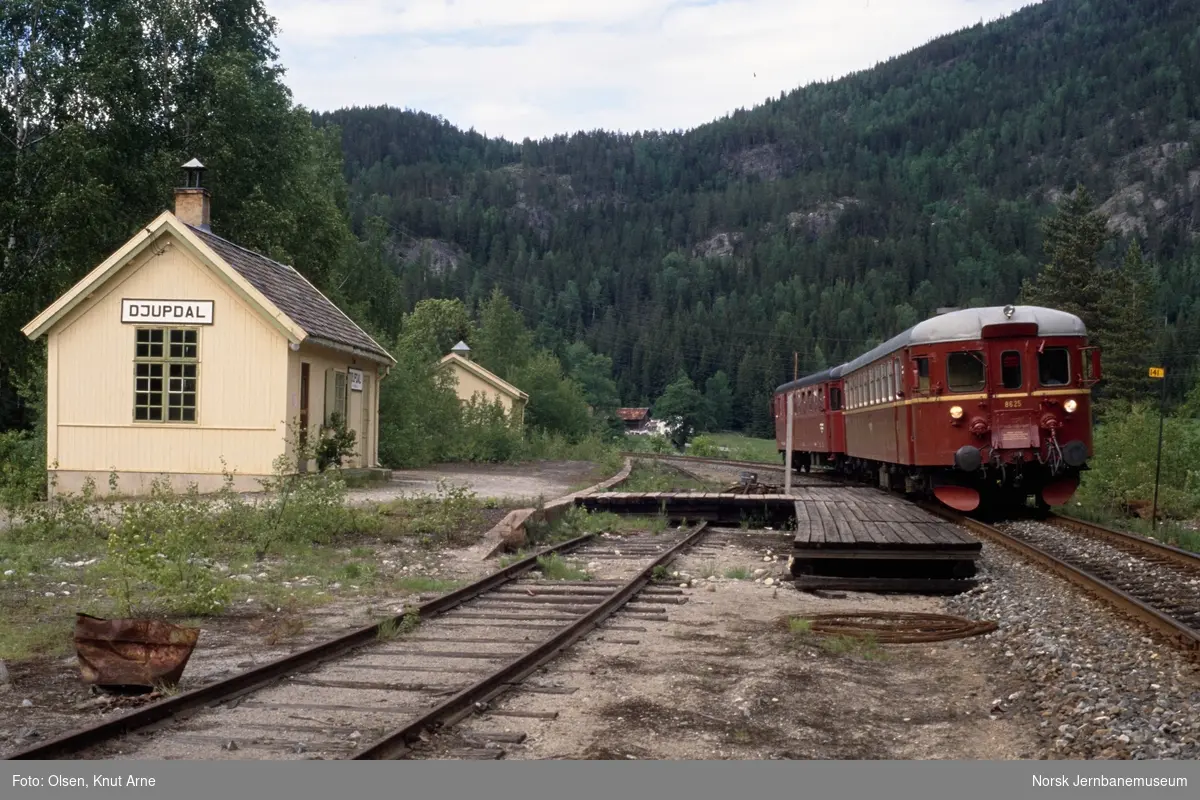 Dieselmotorvogn BM 86 25 og styrevogn BFS 86 99 med persontog til Kongsberg på Djupdal holdeplass