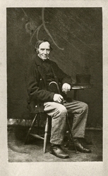 Porträttfoto av en medelålders man i mörk kavaj med väst och