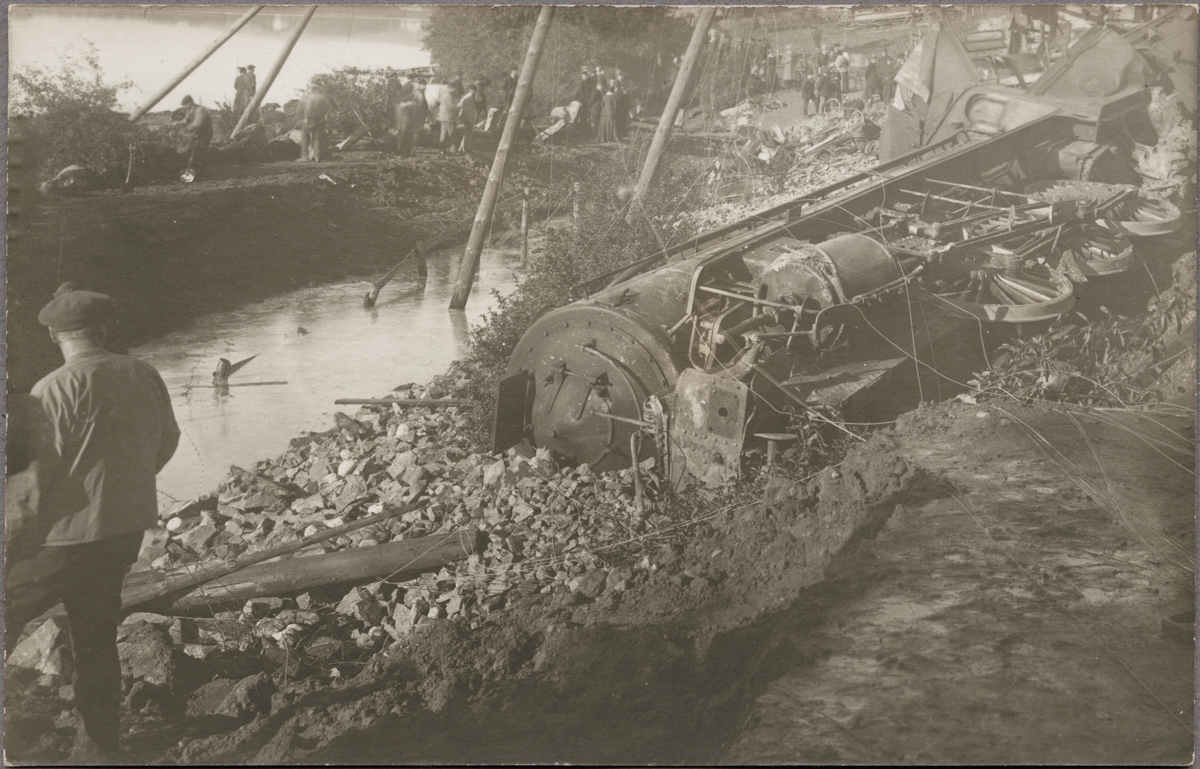 Tågolycka vid Getå den 1 oktober 1918 där bland annat, Statens Järnvägar, SJ F 1200 rasade nedför slänten efter ett banvallsras.