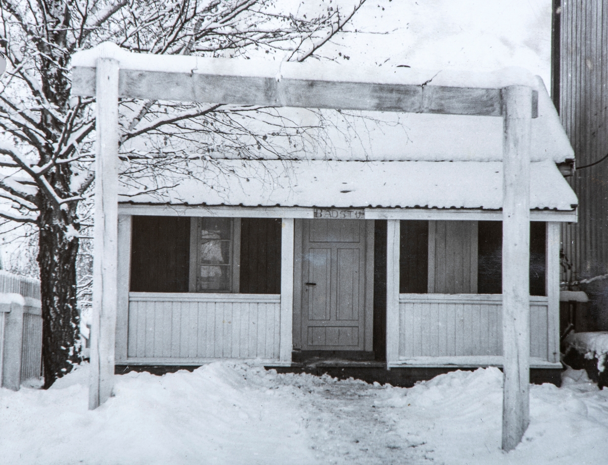 Badstua på Fjetre i Stange. Badstua sto ferdig høsten 1945.