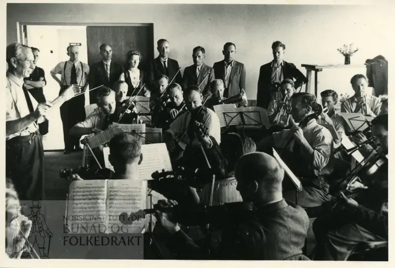 Et helt orkester med bare menn.