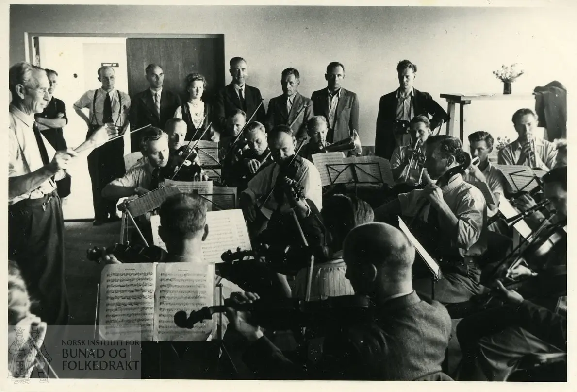 Et helt orkester med bare menn.