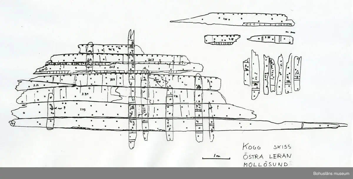 Del av medeltida kogg, totalt 50 delar skeppstimmer i olika dimensioner av ek. Konserverat under mer än två år på Vasavarvet i Stockholm 1982. År 1985 kom vrakdelarna åter till Bohusläns museum och under 1988 - 1990 var den med i utställningen: "En kogg kommer lastad"...som även visades i Stockholm och Åbo i Finland.

År 2008 provtogs och daterades bitar av trävirket i Danmark. Det visade sig att det analyserade virket kommer från ekar som fälldes omkring år 1365. En del av träden kan ha avverkats så tidigt som 1345. Skillnaden i tid kan bero på att skeppet reparerats rejält ungefär tjugo år efter att det först började användas.
Exakt var virket kommer ifrån är osäkert, men det kommer från åtminstone två olika områden. Två av proverna kommer troligen från Fyn och Själland i Danmark. De andra passar ihop med växtplatser i västra Danmark och Tyskland.
Mollökoggen har nu blivit lite yngre än man tidigare trott.  En tidigare kol 14-datering (C-14) pekade mot att fartyget hade byggts mellan år 1120 och 1300. Men med den nya dateringen 1345-65 är Mollökogen bara lite äldre än den välkända Bremenkoggen, som är daterad till år 1380.

Se Bilagepärmen UM23101 för rapporten The Mollö Cog Re-Examined and Re-Evaluated. Staffan von Arbin, Aoife Daly. The International Journal of Nautical Archaeology, 2012.

Bildnegativ:
UMFA54633 Mollösundskoggen
UMFA53590 Utställningen En kogg kommer lastad. 
UMFA53811 Koggen lastas i en container, 1989-05-25

Se Bilagelådan med kopia på:
Rapport ang. dokumentation av vraket från Östra leran, Mollösund, Bohuslän företagen 1982-05-10 - 14 av Ole Lisberg Jensen och Bert Westenberg. Uppmätningsskisser av delarna.
Vraket i Östra leran vid Mollösund på Orust. Meddelanden från Marinarkeologiska sällskapet  nr 3 årg 4 1981.
Koggen från Mollösund. Meddelanden från Marinarkeologiska sällskapet nr 2 årg 6 1983.
Hansson, Wilhelm: Hansakoggs-vrak till nya länsmuseet i Uddevalla? Ur Södra Bohusläns övärld. Från Gåsö till Marstrand, Göteborg 1983, s. 96 - 98.
Unikt fynd vid Mollön - Hansans båt bärgas. Dagens Nyheter 1981-08-12
Sturm, Claes: En koggbotten lägger till. Dagens Nyheter 1988-06-28

Korrespondens mellan Alexandra Grille och Staffan von Arbin 2003-09-22 rörande fyndet.

Provtagnings-PM med foton av Staffan von Arbin 2008-04-11 samt Dendrokronologisk rapport med fynddokumentation från undersökningen 2008, dendro.dk rapport 10:2008 Mollökoggen, Sverige av Aoife Daly, Dendro.dk 2008 05-22. Ang. provtagningsdelarna, Se Placering.