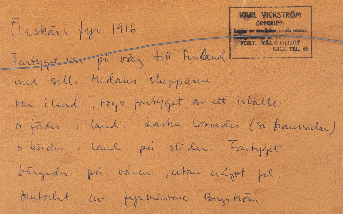 Foto. Frisat fartyg vid Örskärs fyr 1916. I brun profilerad ram och glas.
Mått:
a) foto 29x38cm.
b) ram 47x57cm.