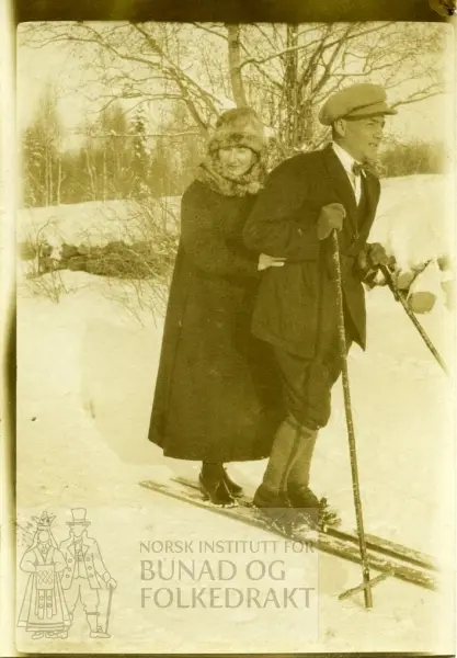 Kvinne og mann på skitur
