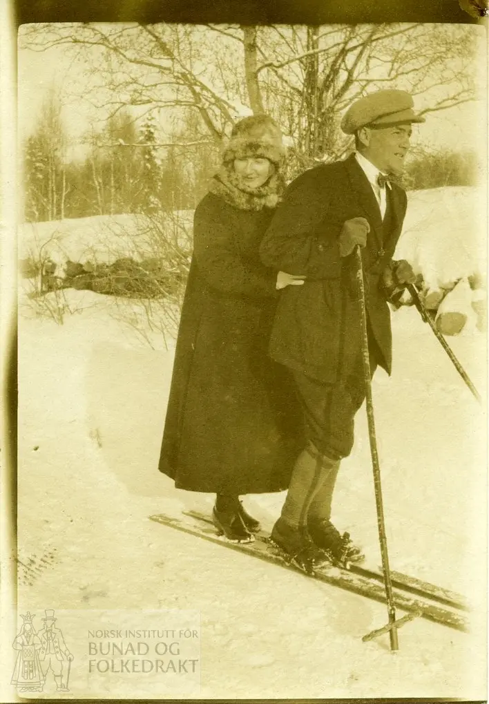Kvinne og mann på skitur