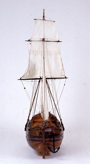 Båtmodell, gigg, bordlagd på spant, kravell, med fullständig inredning. Roder med rorkult . 9 st årtullar. 9 st åror. Fernissad med röd reling, svart sugband.   Åror, bänkar och sittrum rödmålade. Innerbotten och trall fernissade. Stativ brunmålat.