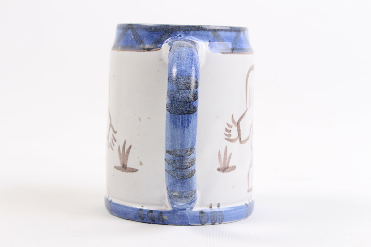 Motiv av 2 personer og en blomst.