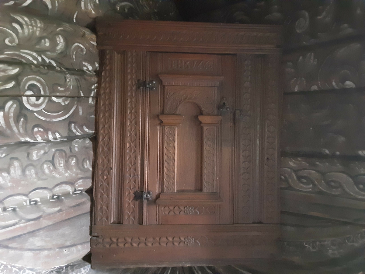 Form: utskåret portal og ornamneter. 
