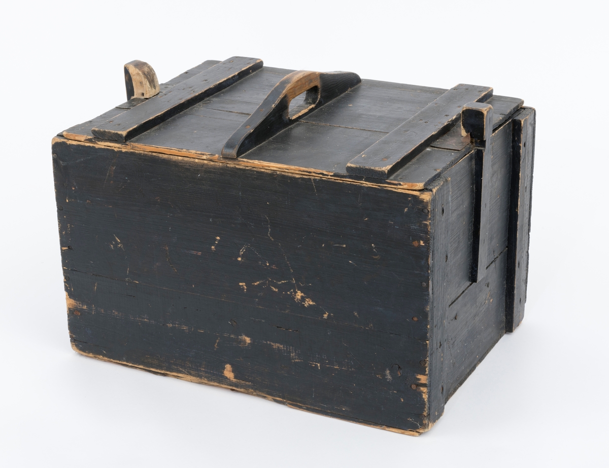 Trekasse, brukt som mat- eller proviantkasse i situasjoner der eieren måtte oppholde seg flere døgn utmarka, for eksempel under hogst eller tømmerfløting. Dette kan ha vært ei trekasse som opprinnelig ble lagd som emballasje ved vareforsendelser, og som sekundært lett modifisert med tanke på nevnte bruksformål. Kassa er lagd av forholdsvis tynne, høvlete granbord. I botnen. I botnen og på langsidene er bordtjukkelsen 10 millimeter, i tverrendene 13 millimeter og i lokket kun 8 millimeter. Botnflata er 47,5 centimeter lang og 36 centimeter bred. Sideveggene er cirka 29,5 centimeter høye. Botnen, som er fastsikret på undersida, er ikke inkludert i dette måltallet, Langs kantene av endeveggene er det påsatt labankbord, noe som har gjort det enklere å spikre sammen sideveggene i hjørnene. Sentralt på den øvre delen av endeveggene er det - antakelig sekundært - påsdpikret knekter som skulle holde lokket på plass. Lokket er retangulært, 47,4 X 36,9 centimeter. Det holdes ihop av 4,8 centimeter brede labankbord, drøyt 4 centimeter fra tverrendene, og av et tverrstilt trehandtak på midten, med et cirtka 9 centimeter langt, gjennombrutt hull som eieren av matkassa kunne gripe i. Sentralt på tverrendene av lokket er det rektangulære innsnitt, tilpasset knektene i tverrenden av kassedelen. Disse innsnittene er blikkbeslåtte. Inni kassa, mot den ene tverrveggen, er det påspikret ei kort lekt med spalter for kniv, gaffel og skje. Innvendig her kassa trekvit. Yttersidene av sideveggene og oversida av lokket er innsatt med svart maling, muligens med et islett av grønt. Knektene øverst på endeveggene må skyves noe utover når lokket løftes av.