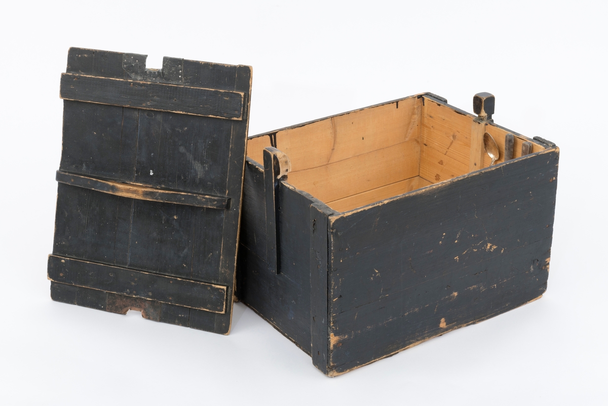 Trekasse, brukt som mat- eller proviantkasse i situasjoner der eieren måtte oppholde seg flere døgn utmarka, for eksempel under hogst eller tømmerfløting. Dette kan ha vært ei trekasse som opprinnelig ble lagd som emballasje ved vareforsendelser, og som sekundært lett modifisert med tanke på nevnte bruksformål. Kassa er lagd av forholdsvis tynne, høvlete granbord. I botnen. I botnen og på langsidene er bordtjukkelsen 10 millimeter, i tverrendene 13 millimeter og i lokket kun 8 millimeter. Botnflata er 47,5 centimeter lang og 36 centimeter bred. Sideveggene er cirka 29,5 centimeter høye. Botnen, som er fastsikret på undersida, er ikke inkludert i dette måltallet, Langs kantene av endeveggene er det påsatt labankbord, noe som har gjort det enklere å spikre sammen sideveggene i hjørnene. Sentralt på den øvre delen av endeveggene er det - antakelig sekundært - påsdpikret knekter som skulle holde lokket på plass. Lokket er retangulært, 47,4 X 36,9 centimeter. Det holdes ihop av 4,8 centimeter brede labankbord, drøyt 4 centimeter fra tverrendene, og av et tverrstilt trehandtak på midten, med et cirtka 9 centimeter langt, gjennombrutt hull som eieren av matkassa kunne gripe i. Sentralt på tverrendene av lokket er det rektangulære innsnitt, tilpasset knektene i tverrenden av kassedelen. Disse innsnittene er blikkbeslåtte. Inni kassa, mot den ene tverrveggen, er det påspikret ei kort lekt med spalter for kniv, gaffel og skje. Innvendig her kassa trekvit. Yttersidene av sideveggene og oversida av lokket er innsatt med svart maling, muligens med et islett av grønt. Knektene øverst på endeveggene må skyves noe utover når lokket løftes av.