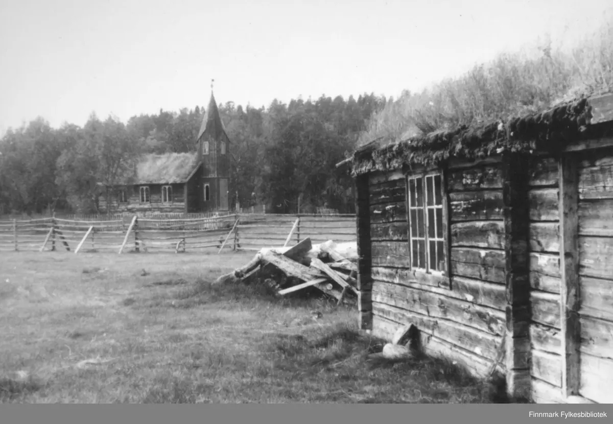 Bæivvasgiedde kapell og fjellstue (?), 65 km sør for Karasjok nær elva Karasjokka. Bildet er fra slutten av 1950-tallet. Beaivvasgieddi ligger uveisomt til øst på Finnmarksvidda. Fjellkapellet ligger i bjørkeskogen og ble bygget for å betjene flyttsamene i området, som hadde sine boplasser her om vinteren. Kapellet ble innviet i 1915. Kapell er tegnet av arkitekt Henrik Nissen.