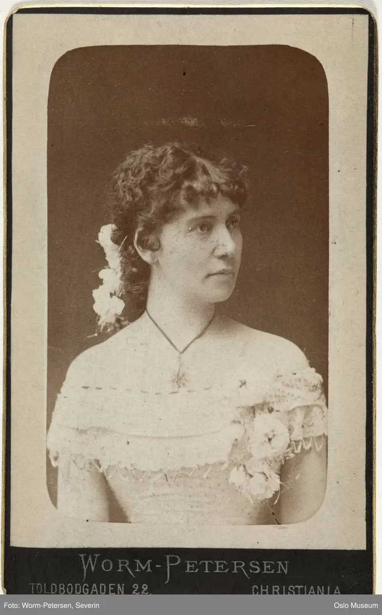portrett, kvinne, skuespillerinne, rollebilde, Susanne i "Den kjedelige verden" på Christiania Theater, brystbilde, kostyme