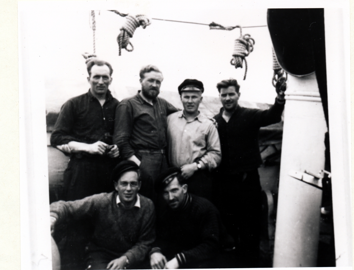 Mannskap på M/S " Norbjørn". Bildet er tatt i Ålesund 1955.