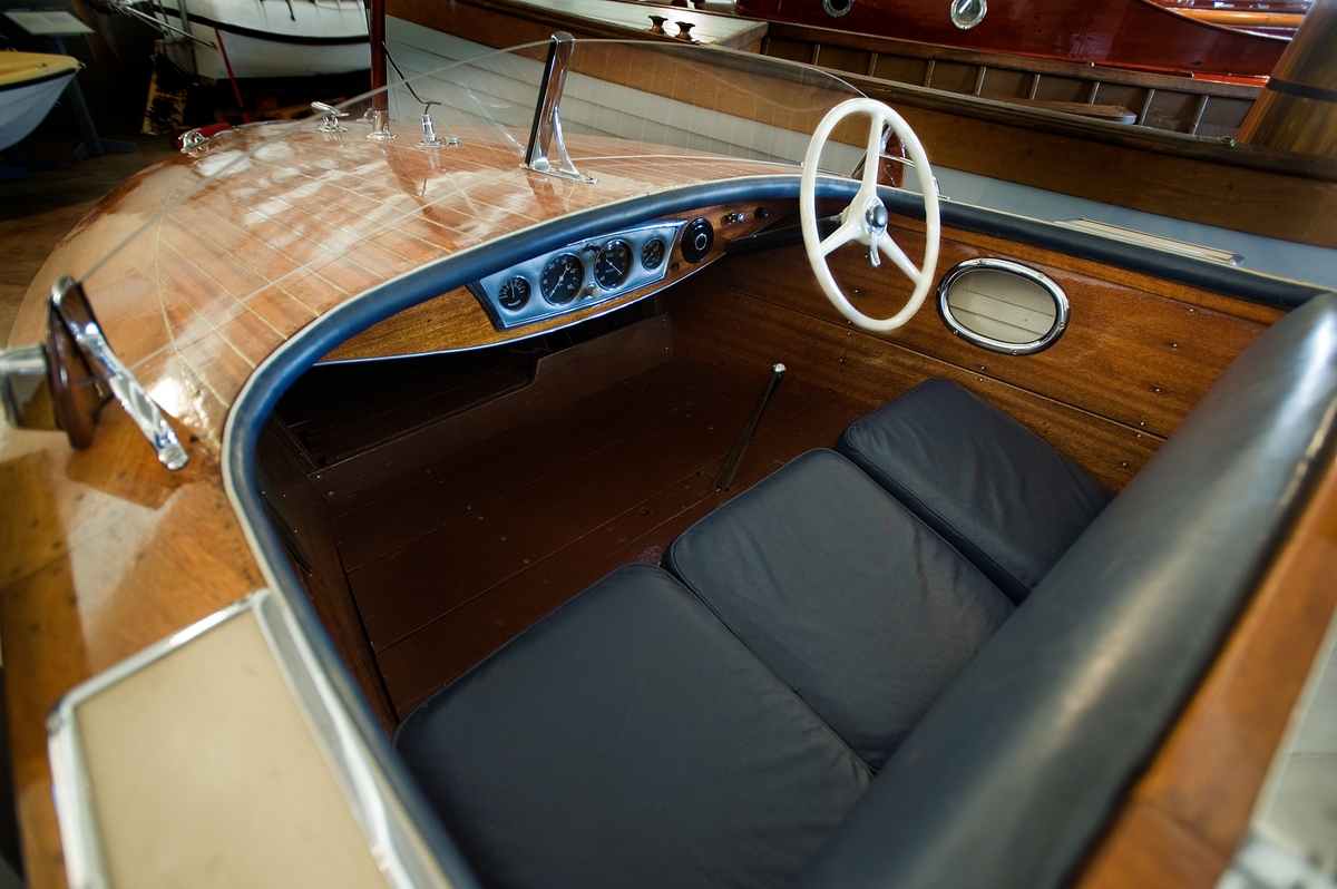 Chris Craft built in 1938 by Cris Craft Corporation, Algonac, Michigan, USA.

The Speed monster Mary Ann is of the Chris Craft brand and was imported to Sweden from the US in 1948. The buyer was Christian Amelm who loved fast boat and motor cars. The boat came to Sweden on a freighter and was unloaded in Frihamnen in Stockholm, where the headquarters of the family business Abba (dealing in tinned fish products), was located. Ameln gave the boat the name Makalös (Peerless) after one of the company's anchovy products.

At the time of her arrival, the Makalös was painted white with flames of fire on her sides, but after a few years this paintwork was scraped off and replaced with clear varnish. The Makalös was clocked at 42 knots with the Chrysler six-cylinder power plant she had when she came to Sweden. She was maintaind and stored at the Amlen's country house Särsö in the Stockholm archipelago. As early as 1918, the family had built the Abba Company were sent out to Särsö in spring every years to prepare the boats for the coming season.

When the boat came to the National Maritime Museum she had a 185 hp Chris Craft V8 engine.

The boat had by then had the name Mary Ann bestowed upon it. In 1951 it had been sold to Bo Lind, an engineer, who had its power plant replaced twice before his wife Margareta Lind, together with her children and grandchildren, donated it to the National Maritime Museum in 1982. 