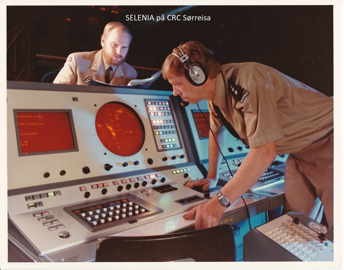 SELENIA radarkonsoll i bruk ved CRC Sørreisa på 1980 tallet. Lt Geir Allan Stadsvoll til venstre, og kapt Ivar Fredriksen til høyre.