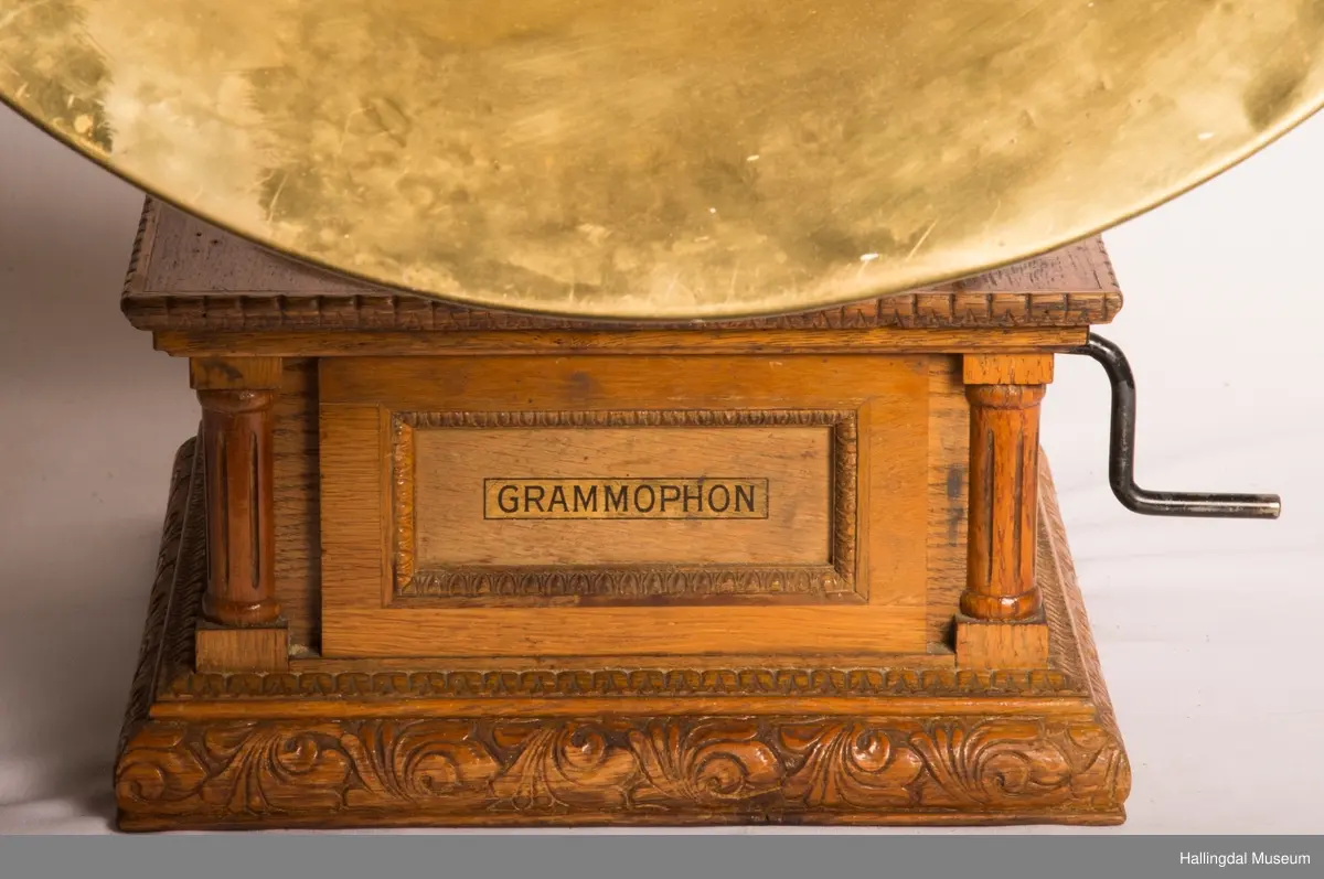 a) grammofon
b) messingtut
c-q) 15 grammofonplater