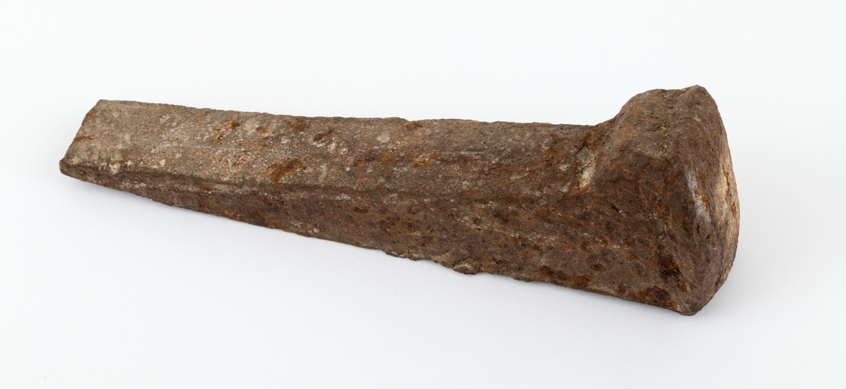 Jernkile som skal ha vært brukt under kløyving av ved til dampmaskinen på slepebåten Trysilknut på Osensjøen i Hedmark før den ble ombygd til dieseldrift (1958). Ifølge en av veteranene i dette fløtermiljøet, Birger Skavern (1922-1991), fortalte at alle vedkabber som hadde mer enn 4 tommers diameter måtte kløyves. Kilen er 18 centimeter lang, men eggen later til å være brukket. Den er svakt buet i lengderetningen og har et rektangulært tverrsnitt. Nakkepartiet er forsterket og har "skjegg" langs ytterkantene etter mange hammer- eller sleggeslag.