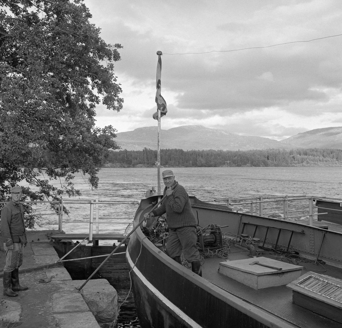 Slepebåten M/S Fram går gjennom Storstraum sluser fra Vråvatn til Nisser siste gang det ble fløtt gjennom Arendalsvassdraget. Kviteseid kommune, Telemark. Kaptein Magnus Tveitane på M/S Fram.
