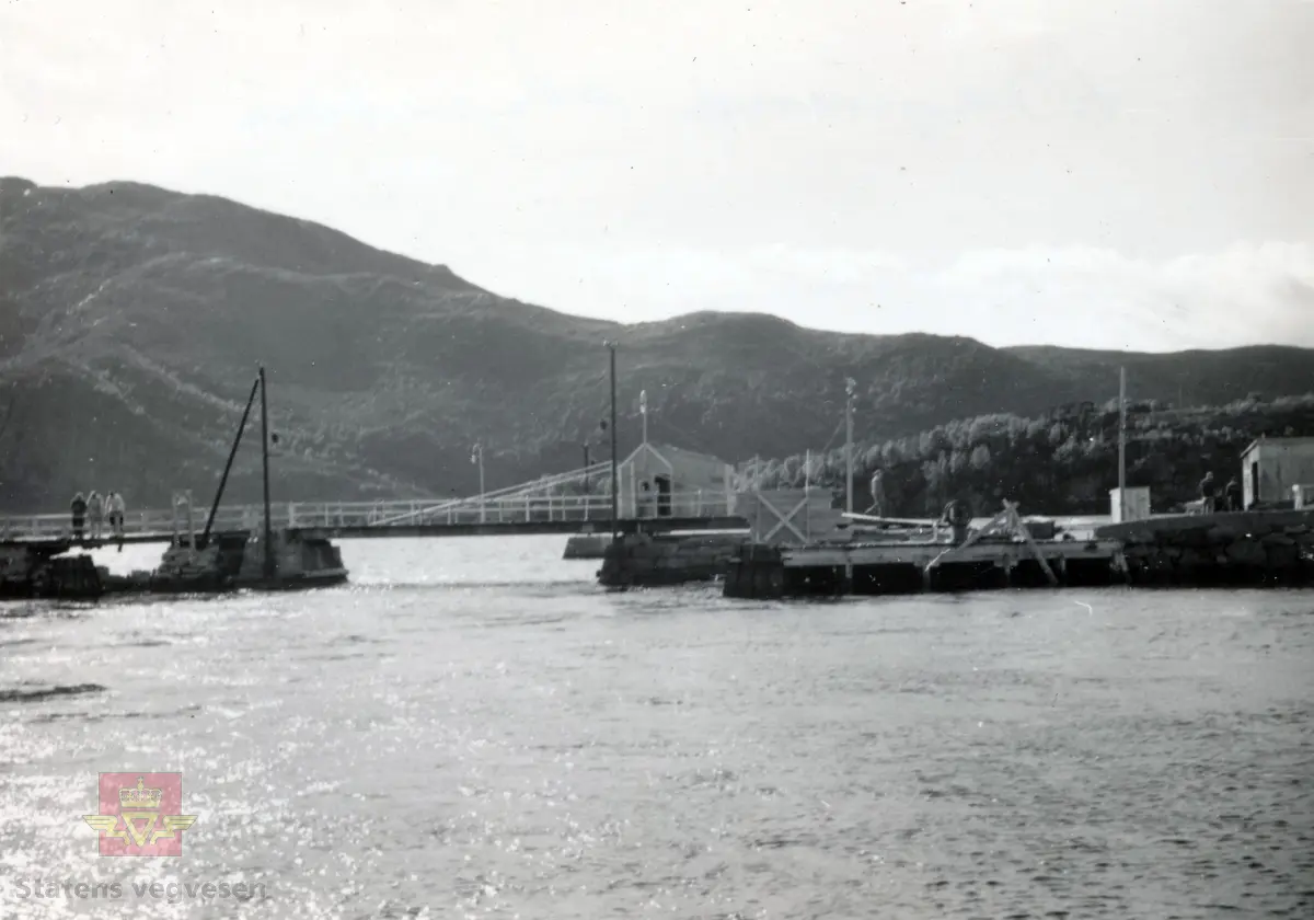 Den gamle Dragsundbrua som ble det anlagt i 1912, på riksvei 61 mellom Hareidlandet og Gurskøya på grensa mellom Herøy og Ulstein kommune i Møre og Romsdal og erstattet med ny bru i 1953. 

Til høyre, i forkant av brua fra 1912, er det mulig vi ser fundamentet til den gamle brua som ble anlagt i 1975

Brua fra 2012 er ei  rullebru (skyvebru) på 25,6 meter lengde og 12 meter åpning for båttrafikken. Brua hadde 3,5 meter kjørebredde. Brua skulle ligge åpen for sjøtrafikk og skulle sveives over sundet når landeveisfarende ville over. I 1933 ble det elektrisk drift av brua. Brua ble åpnet 30-78 ganger i døgnet.
