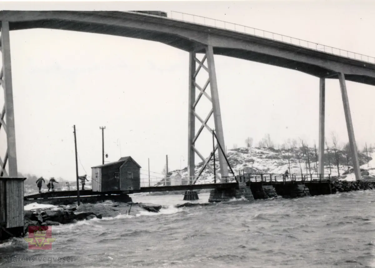 Dragsundbrua, som ble bygget mellom 1950 - 1953 og ligger på riksvei 61 mellom Hareidlandet og Gurskøya på grensa mellom Herøy og Ulstein kommune i Møre og Romsdal. Legg merke til den speseille konstruksjonen med A-forma søyler.

Under ser en forgjengeren, rullebrua (skyvebrua), som ble bygd i 1912.

Bildet er formentlig tatt på åpningsdagen 20. februar 1953.