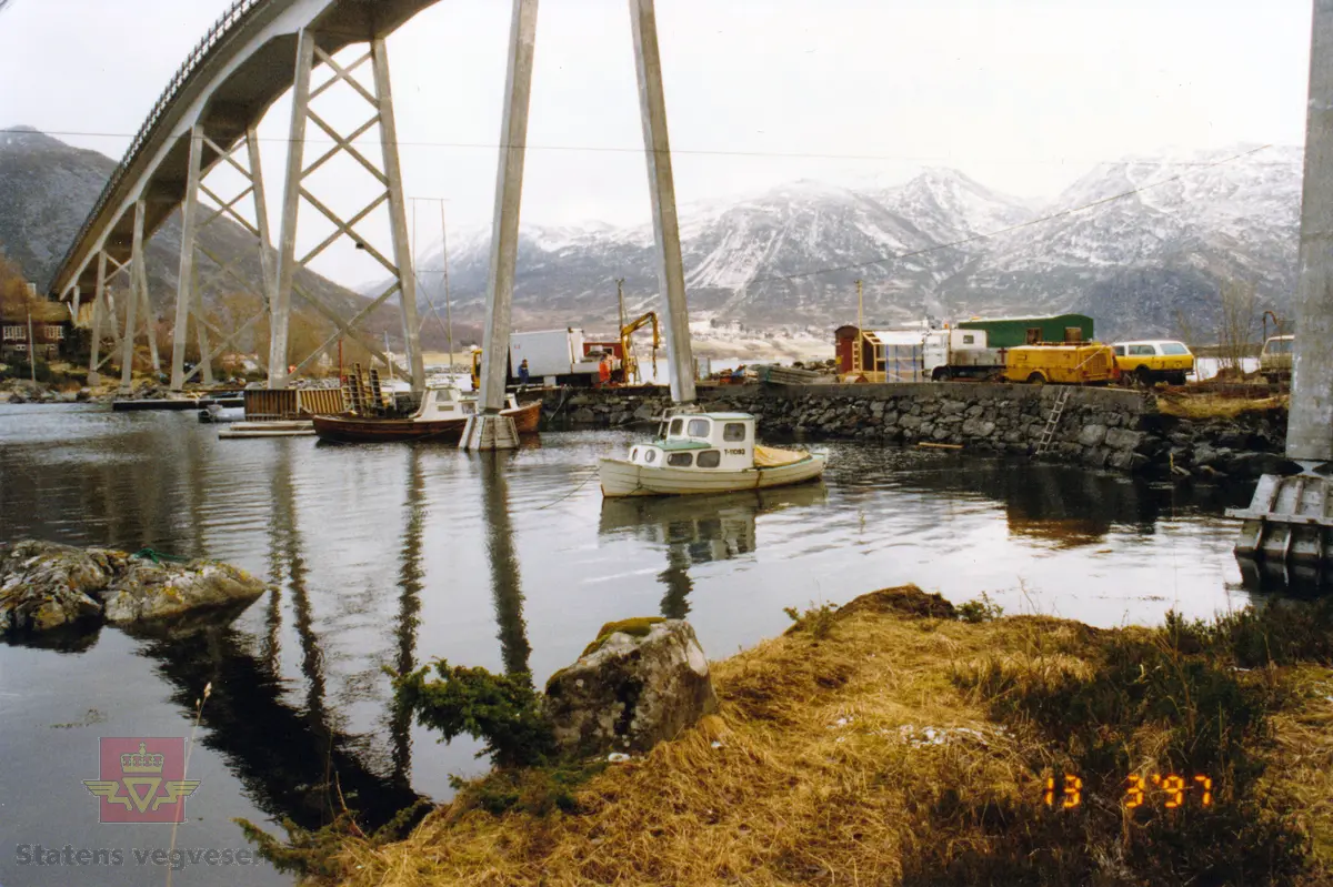 Dragsundbrua, som ble bygget mellom 1950 - 1953 og ligger på riksvei 61 mellom Hareidlandet og Gurskøya på grensa mellom Herøy og Ulstein kommune i Møre og Romsdal.

Merking bak på bilde: Dragsundet. "Gamle restar av veg fram til skyvebrua frå 1875?"