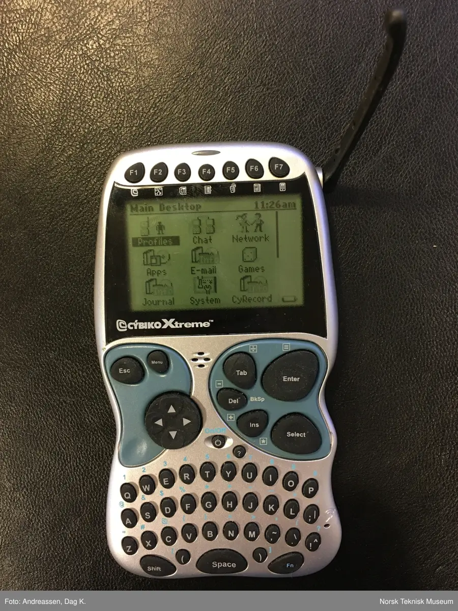 Håndholdt datamaskin i sølvgrå og svart plast, monokrom skjerm, fullt querty-tastatur, nedfoldbar antenne. Dette eksemplaret lot seg starte i 2020, men hadde få applikasjoner installert. Det lot seg kople opp til NTM 31062.