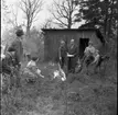 Barn och vuxna samlade runt en eld för korvgrillning. Det är gökotta, möjligen i Gränna Lions regi.