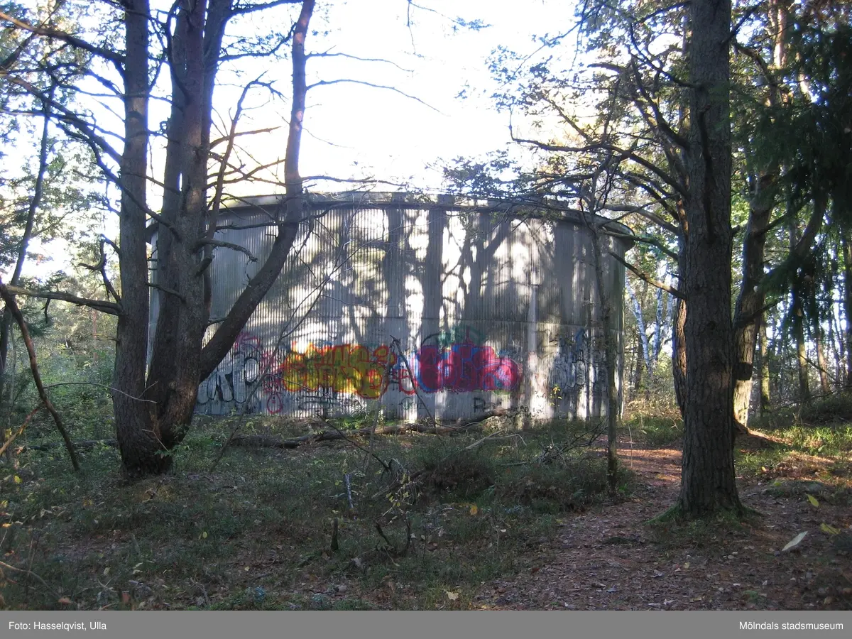 En vattenreservoar på Valåsberget (Stora Valås) i Lindome, Mölndals kommun. Fotografi taget den 14 oktober 2010. Byggnadsdokumentation inför rivning.