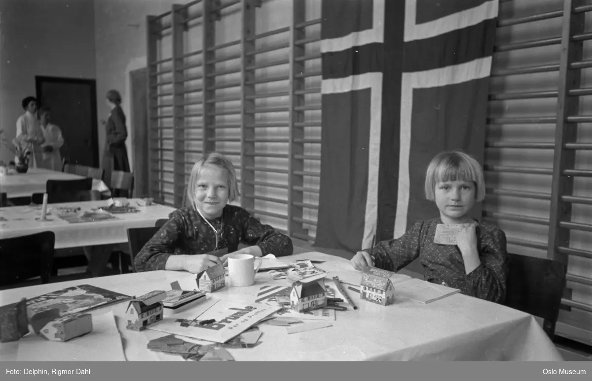 barn, finske flyktninger hos Norske Kvinners Sanitetsforening, kvinner, gymnastikksal, ribbevegg, flagg