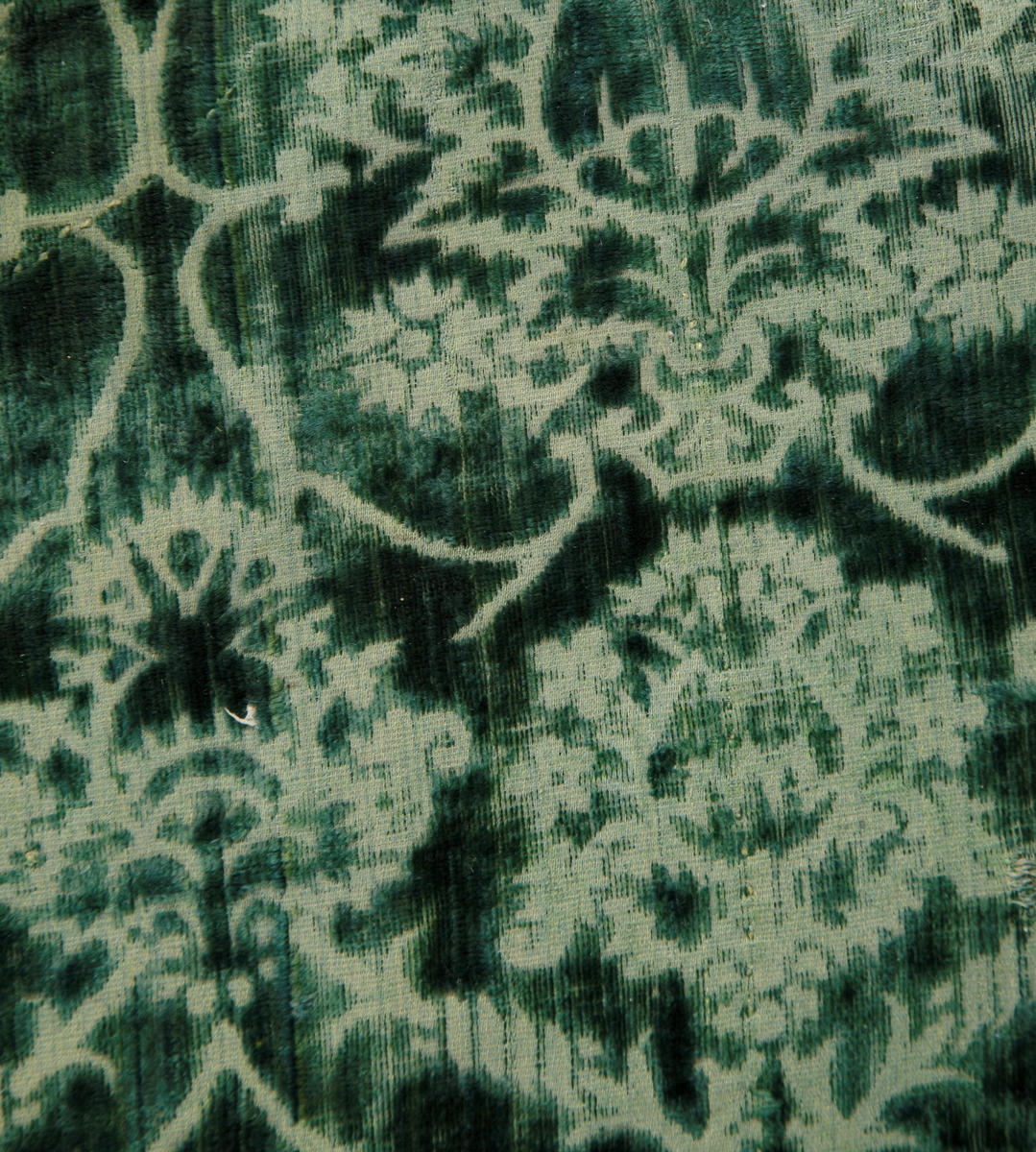 Mässhake av grön granatäpplemönstrad sammet från 1400-talet. 
På ryggsidan kors broderat i silver och silke, framställande S:ta Anna omgiven av Andreas och Filippos som svävar på moln, samt nedtill Paulus.