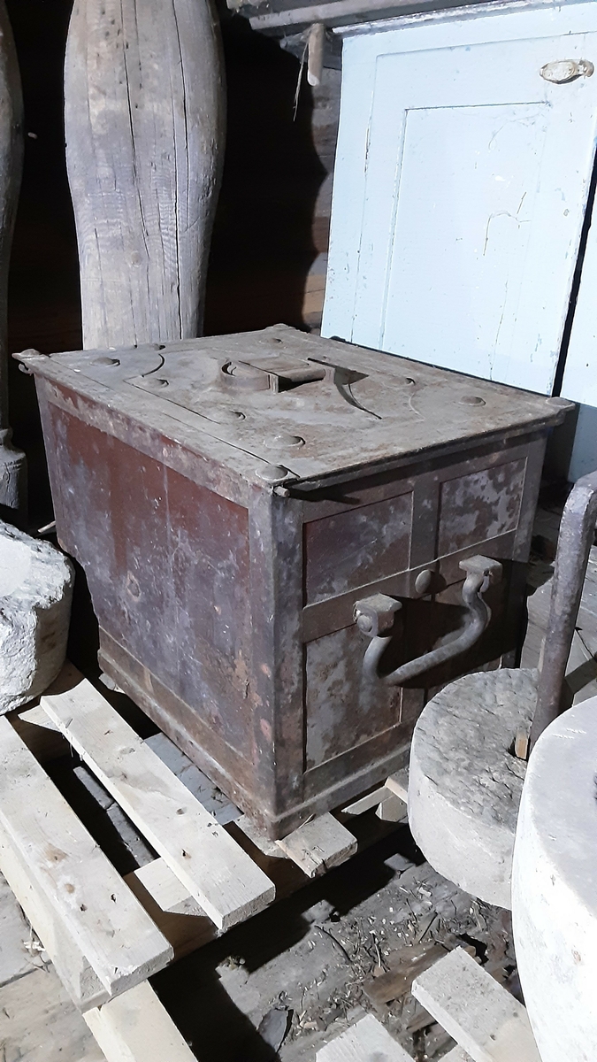 "Bly"-tung kiste. Malt metall. Håndtak av jern på 2 sider. Dekorert med stjerneformet metallpå lokket og på fronten. 
