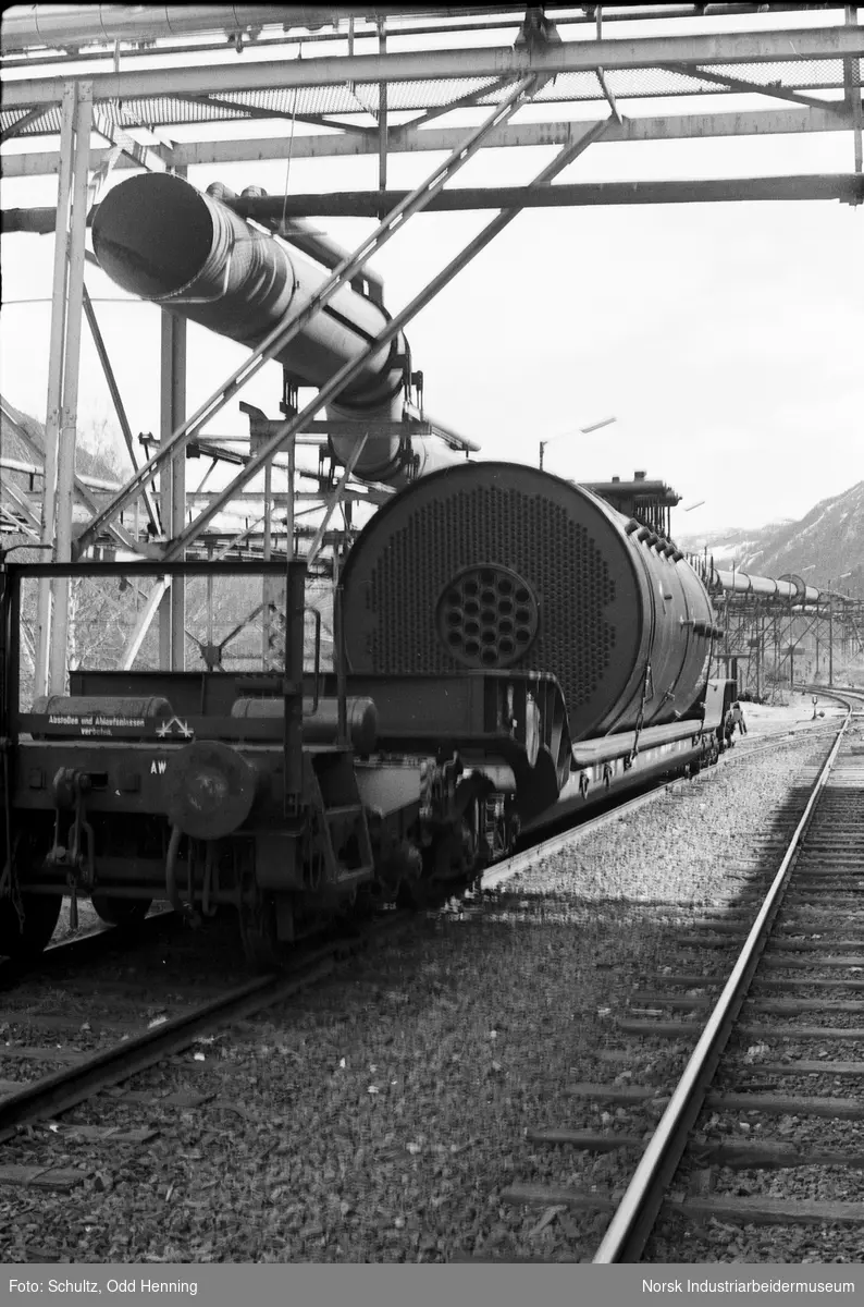 Transport av 70 - tonns dampkjele på Rjukanbanen, ved syrekonsentrasjonsavdelingen.